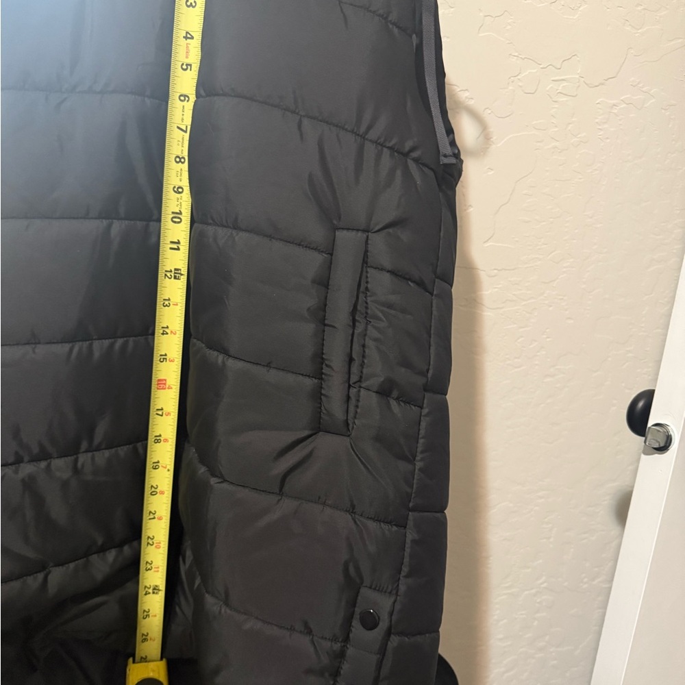 Elegant Black Hooded Quilted Vest - Picture 3 of 4